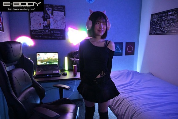 e-スポーツ全国ベスト8の美少女がAVデビューしてチート巨乳をぶるんぶるん！ 3