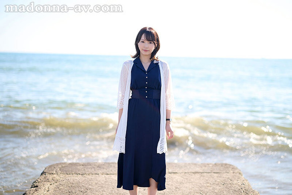 夫との思い出が詰まった浜辺で夕日に照らされる３０歳人妻がAVデビュー！ 6