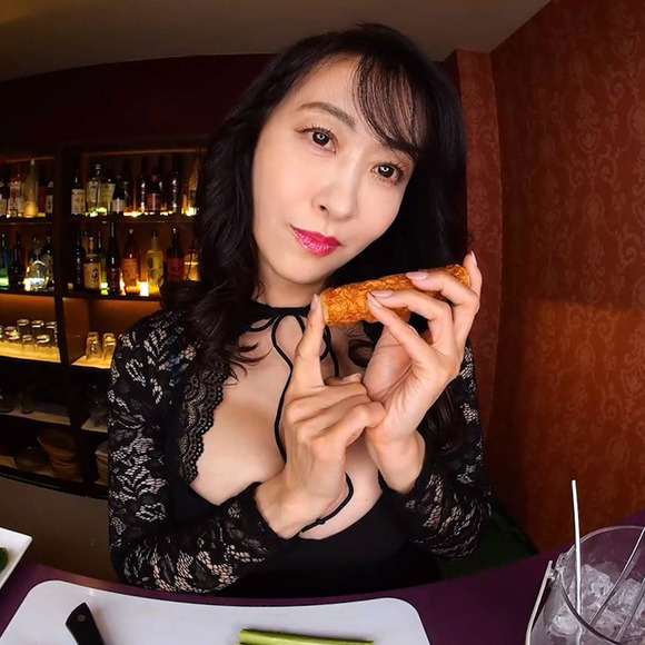 行きつけのスナックにいる47歳熟女がJカップ見せつつ誘ってきたらどうするよ？ 4