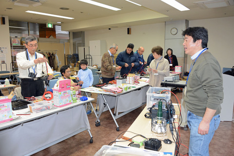 実習風景「線の長さ32センチに切って---」