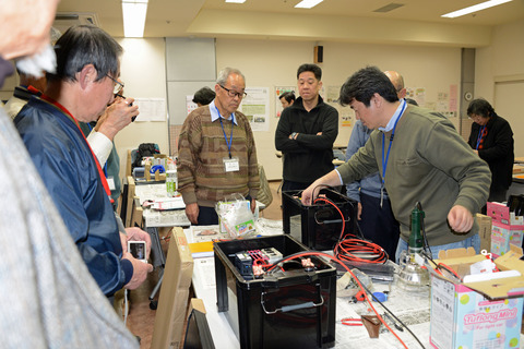 実習風景「動作を確認、完成です」