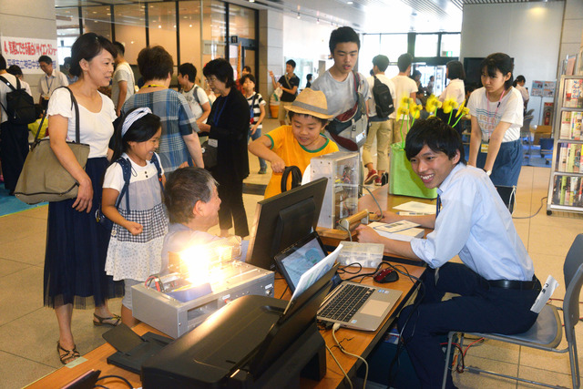 科学の祭典で「ソーラーバッタを作ろう」（2019-8-11）⑧