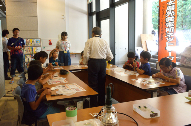 科学の祭典で「ソーラーバッタを作ろう」（2019-8-11）⑦