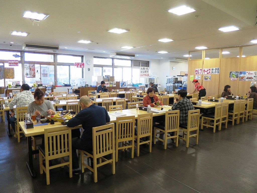 フェリー乗り場の手作り感あふれる大箱レストラン 漁師料理 よこすか ビールが主食 フェリー乗り場の手作り感あふれる大箱レストラン 漁師料理 よこすか ビールが主食
