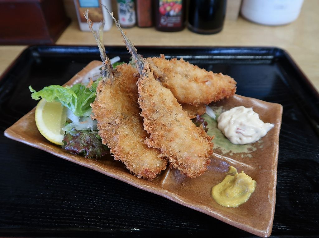 行列の出来る海辺の食堂 味美食堂 走水 ビールが主食