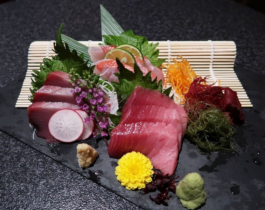 博多地鶏を満喫 豪快過ぎる丸鶏の素揚げに舌鼓 壱岐 イキ 新宿東店 ビールが主食