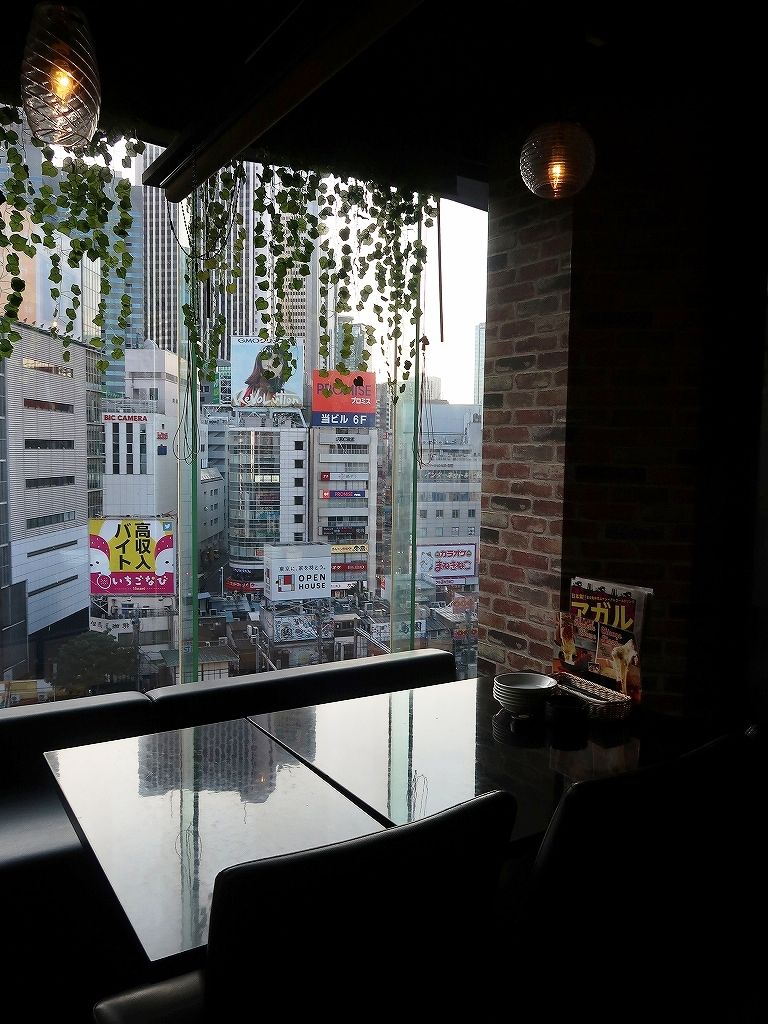 シカゴピザは飲み物です 肉とチーズ料理 シカゴピザファームテーブル 新宿東口駅前店 ビールが主食