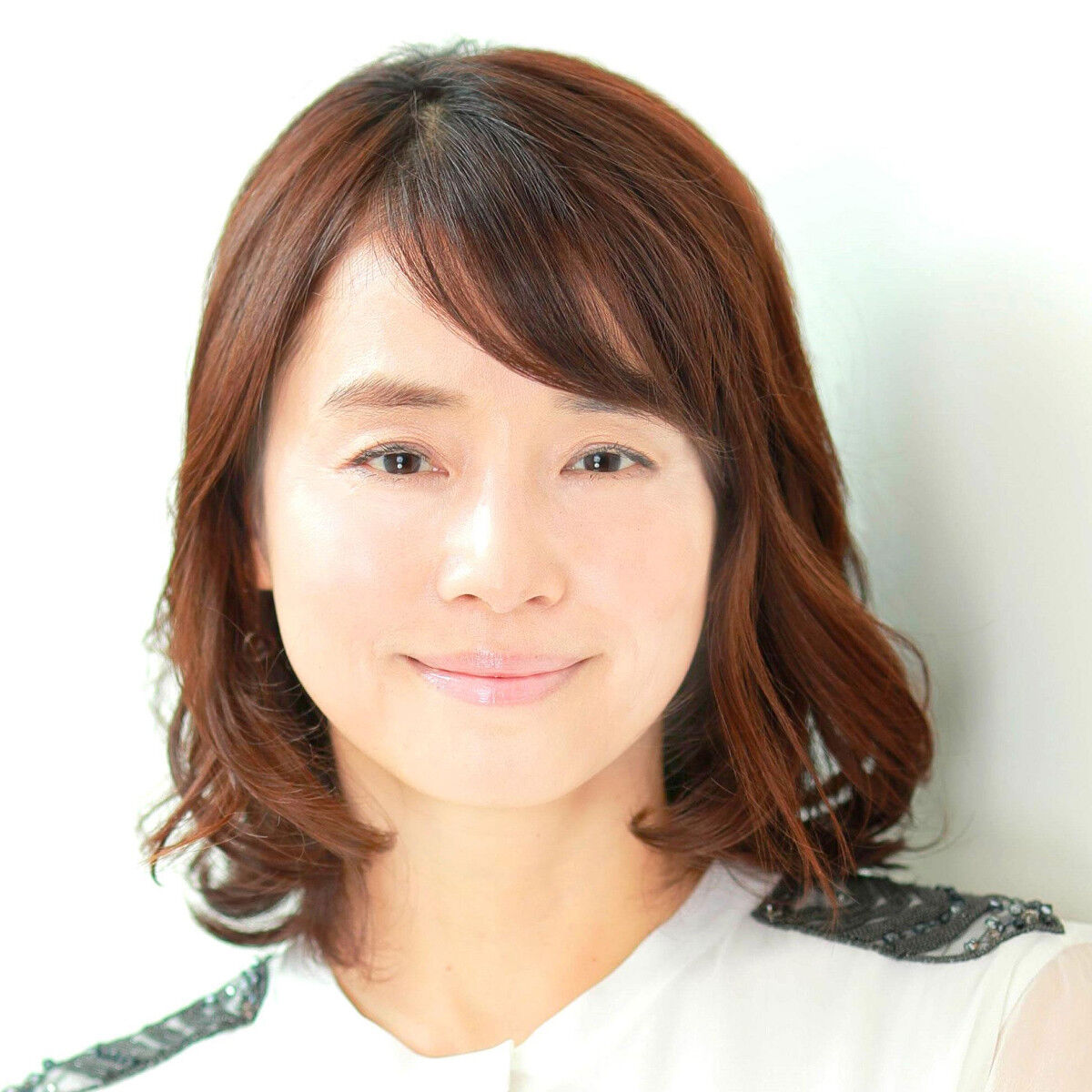 石田ゆり子の私服姿が話題！可愛さ全開のスタイリッシュコーデにファン大興奮！