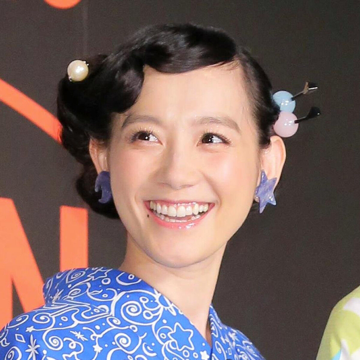 篠原ともえ、自身の衣装でオーロラの輝きを表現！魅力的なステージに観客酔いしれる！
