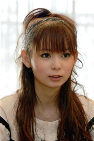 中川翔子　大のネコ好きで知られ愛が溢れ　2月22日猫の日　「肉球ッ!」大興奮「オシリのニオイかがせて～！」