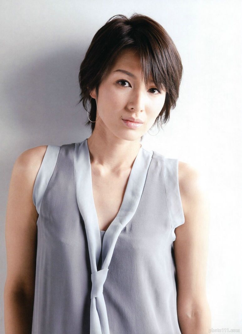 吉瀬美智子、48歳美しすぎる！　ミニスカ姿が絶賛される