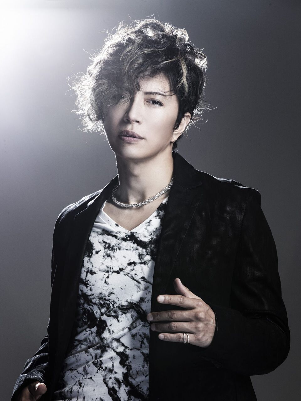 バーでの出来事に困惑するGACKT！大物俳優とのトラブルが明らかに