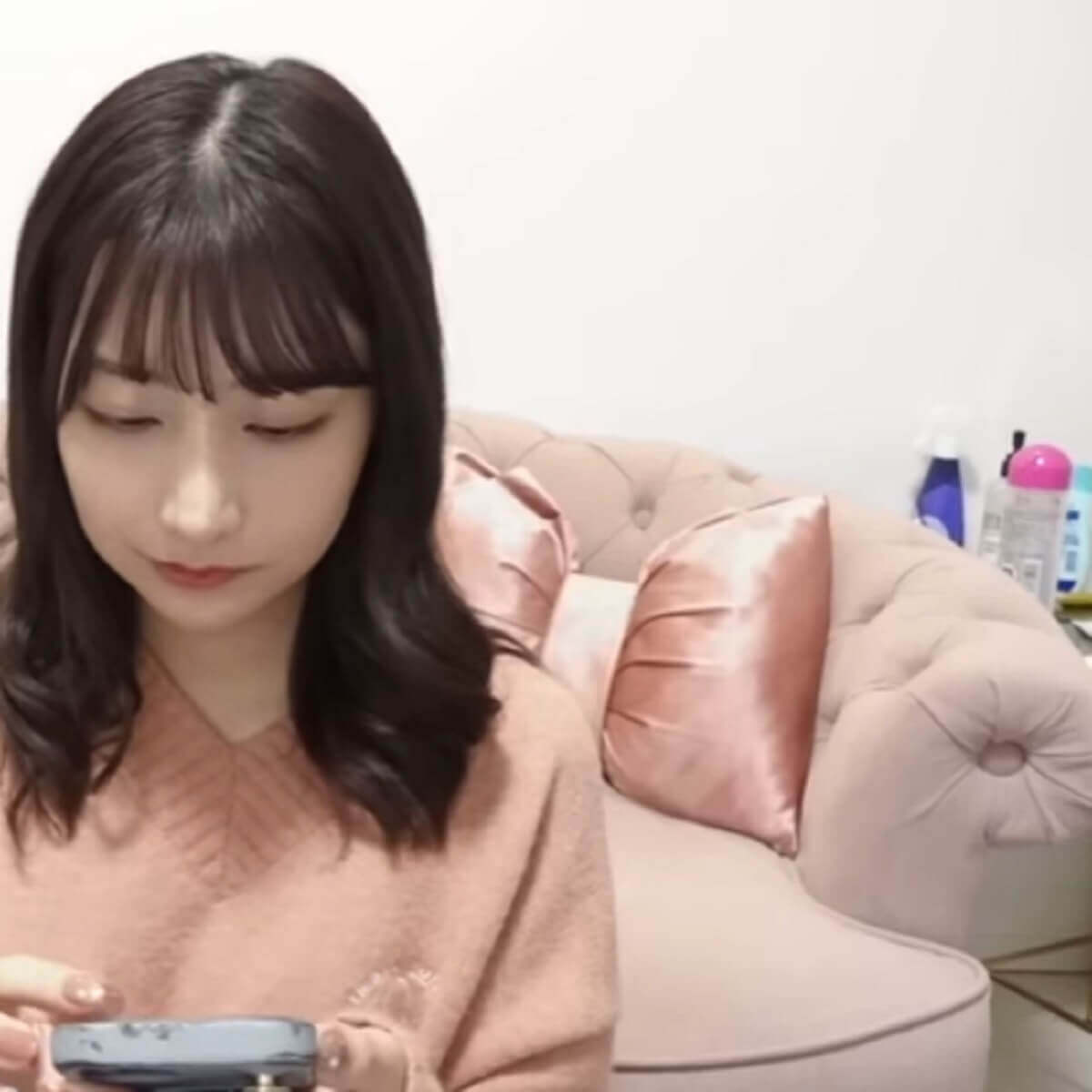 元AKB48・鈴木優香、生配信中にアダルトグッズ映り込み　わざと置いたと物議