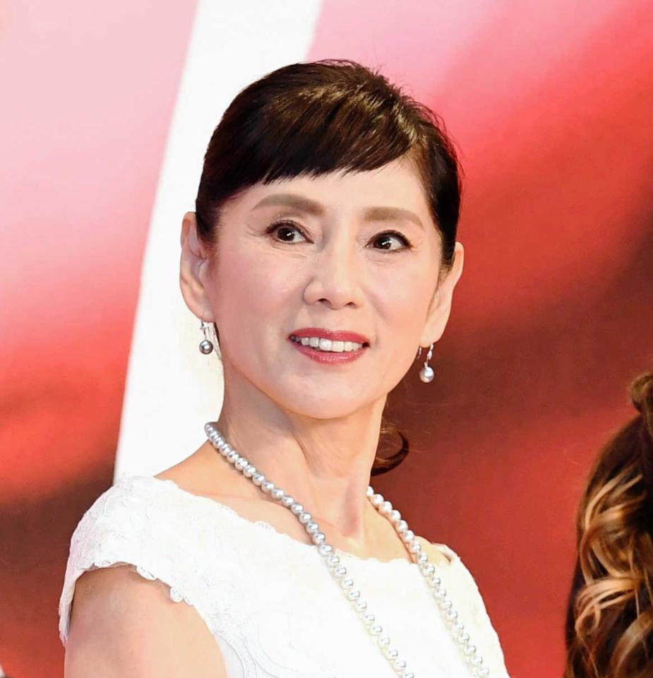 食道がんで闘病中の秋野暢子、スキンヘツドからグレーヘアに「伸びたので」