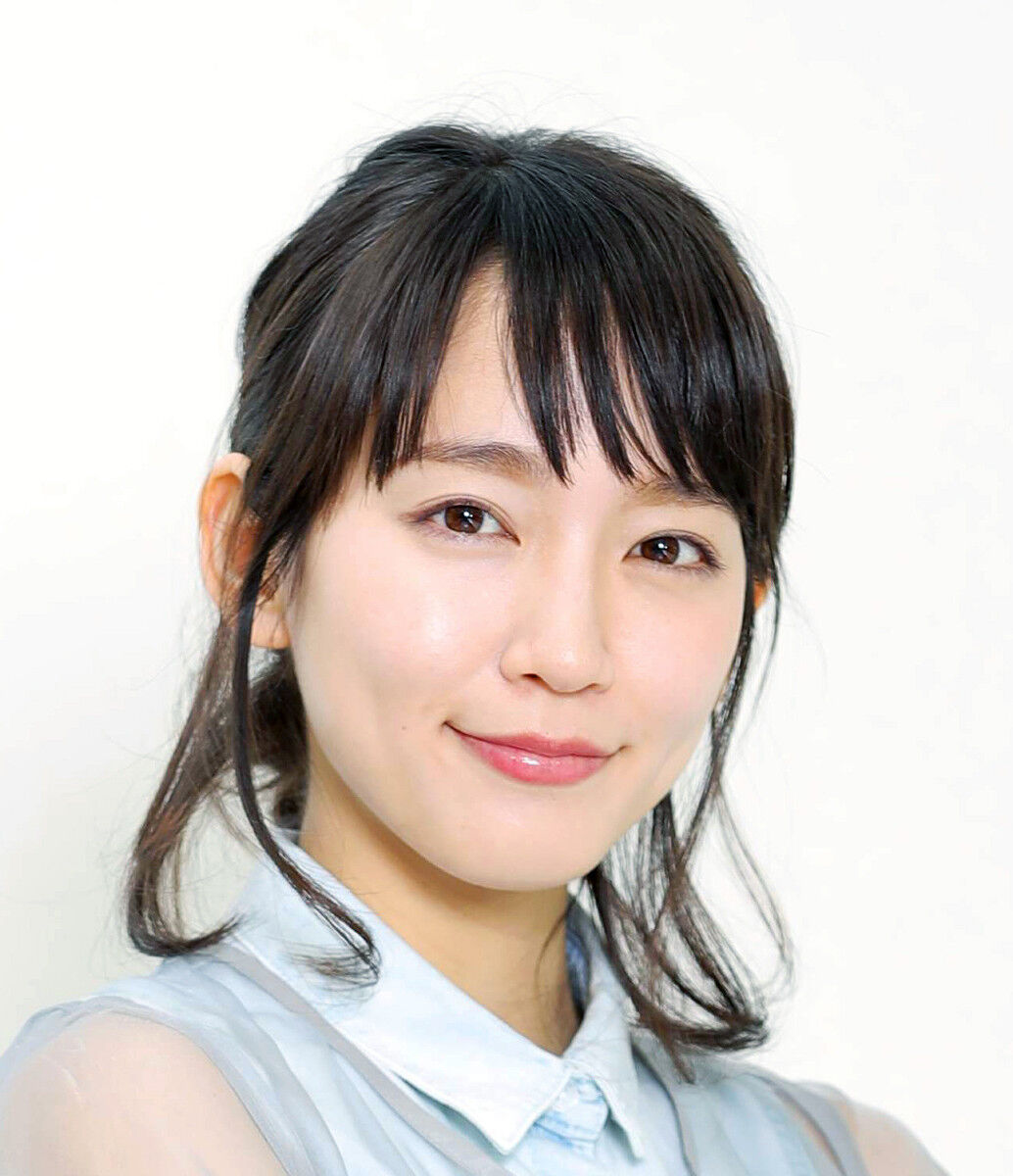 吉岡里帆、来年発売の写真集から秘蔵カットを公開。海辺で黒の水着まといアンニュイの顔浮かべる！「セクシ－でドキドキ」