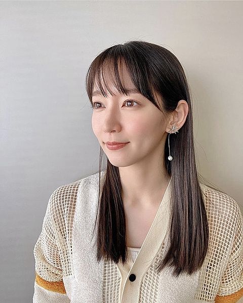 吉岡里帆　美脚＆へそチラスタイルで魅了！「色気ダダっ漏れ」　完璧すぎるスタイルに夢中の声も
