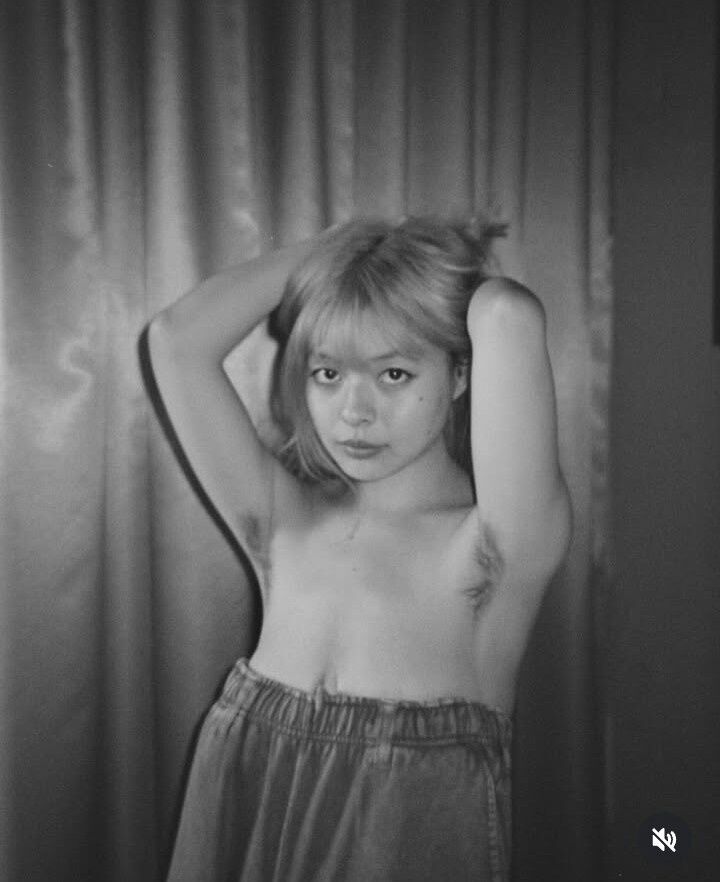 勇気ある行動！わき毛公開のグラドルが美しすぎる件