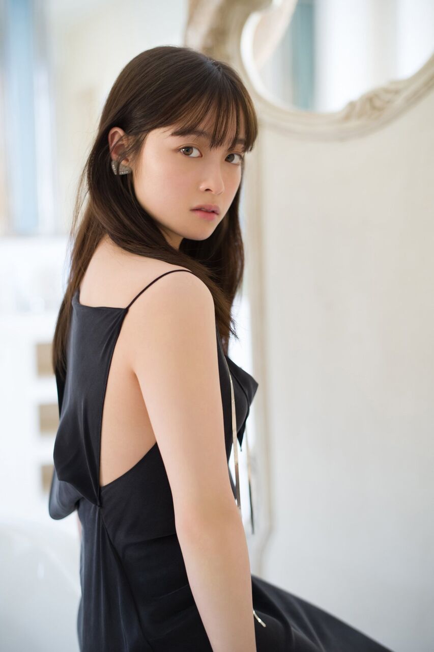 橋本環奈が魅せる大胆な美脚！待望の写真集が5年ぶりに重版決定！