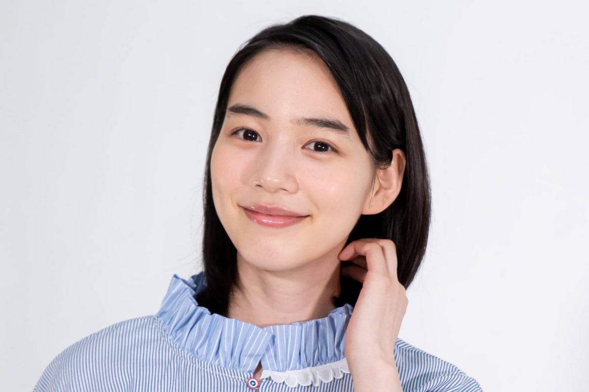 のん　スエットの半パンとチェックのシャツ イエローソックスから細い脚が「羨ましい」