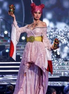 「せめて左前はやめて欲しかった」ミス・ユニバース日本代表の“伝統衣装”に批判続出