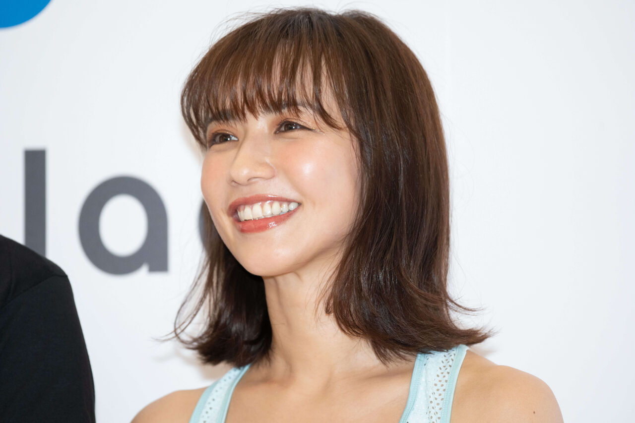 優木まおみ、記者発表会でヨガウエアで登場。今年は「子供のアスレチックにつきあえる様に」