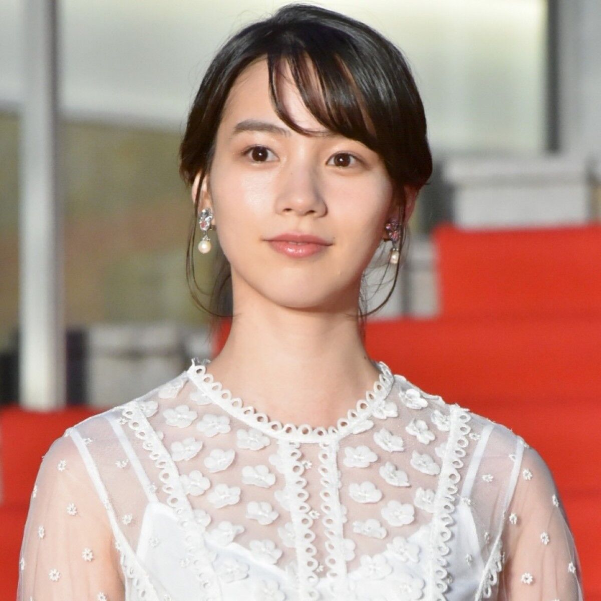のんの品と透明感溢れるスタイルに称賛の声！スモーキーピンクワンピースが彼女の魅力を引き立てる