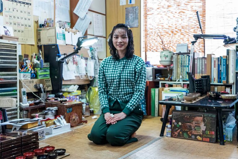 のん、カレンダ－の撮影風景を投稿。“超ミニスカ”でロングブーツ姿、美脚を大胆にのぞかせ「カッコいい!」