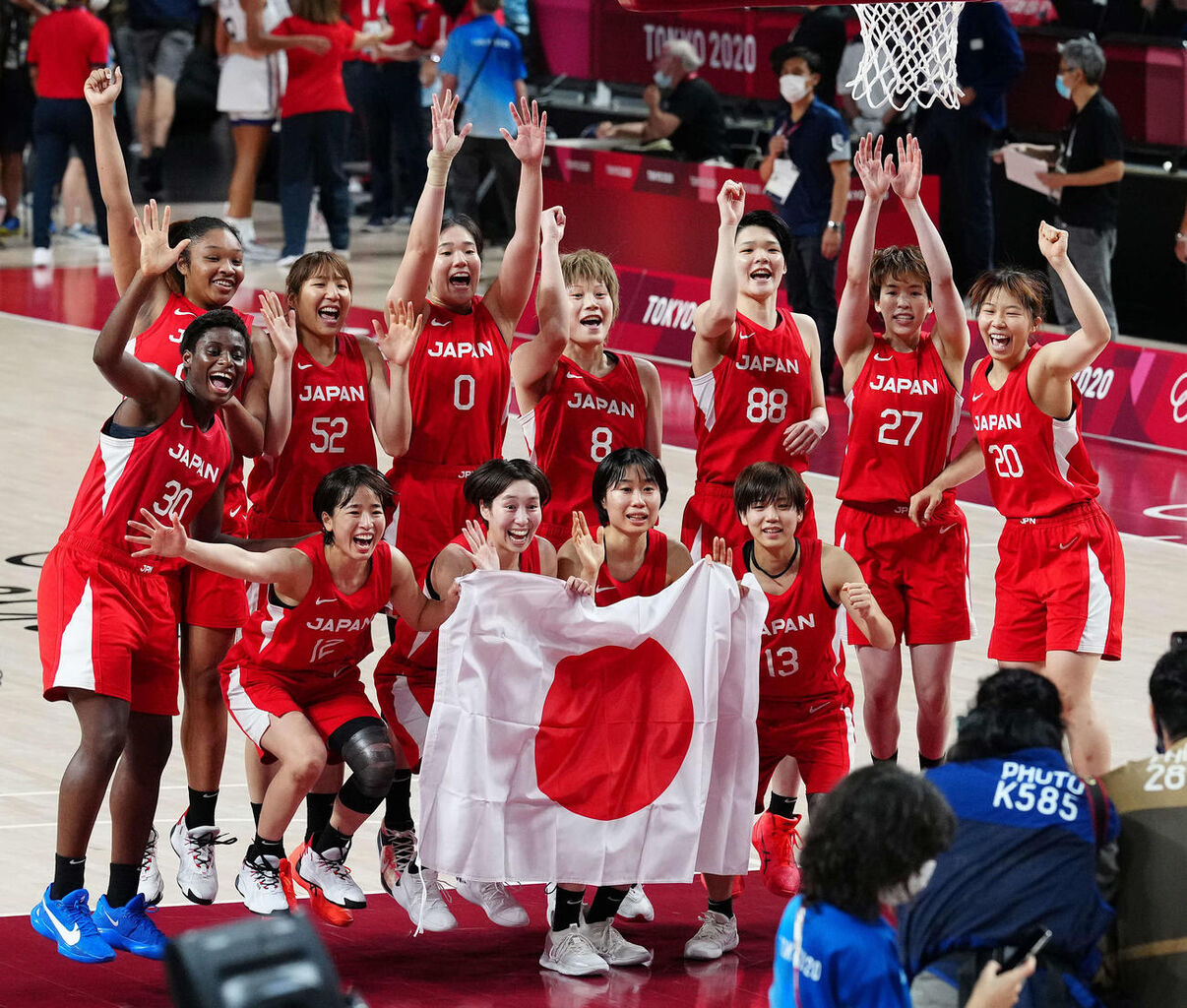 ドジャースが公開した、大谷翔平と女子プロバスケ選手のツーショット写真にファン驚愕！