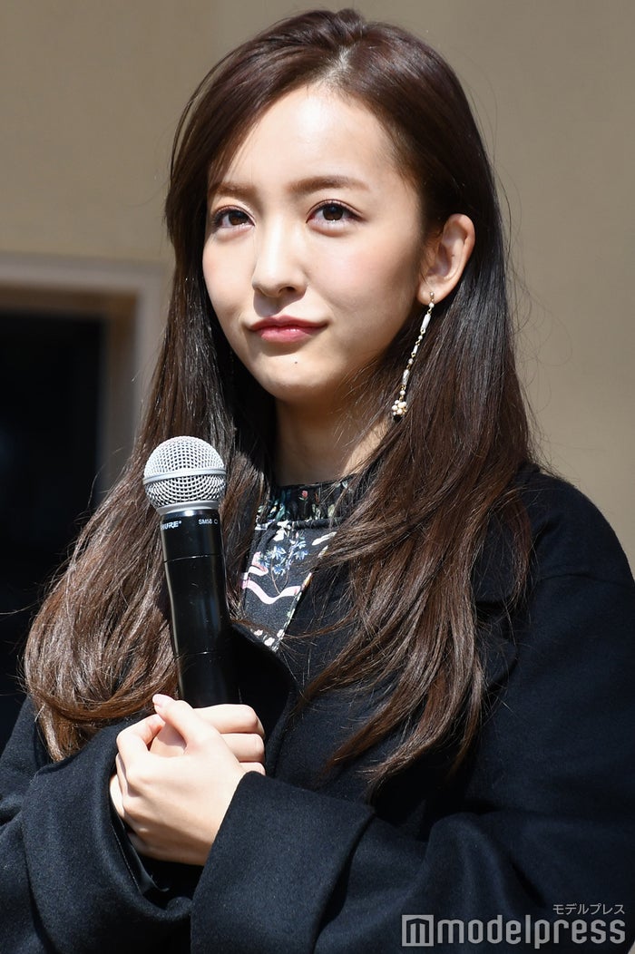   板野友美　「それにしても足長いなぁ」デニムコーデ「へそチラにドキドキ」