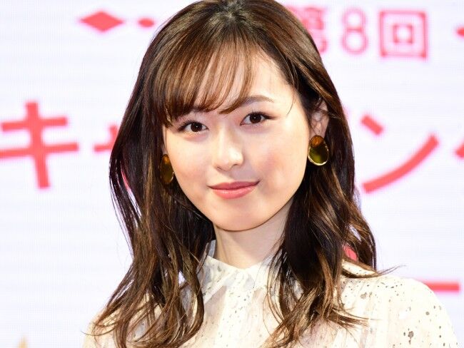 「福原遥の大人かわいいオフショットが話題！どんなスタイルでも似合いすぎ！」