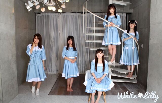 「話題沸騰の11人組アイドルグループWHITE SCORPIONが新曲『眼差しSniper』を披露！」