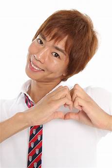 「楽しんご、電車内で痴漢被害を告白！許せない60代のスーツおじさんに怒りの声」