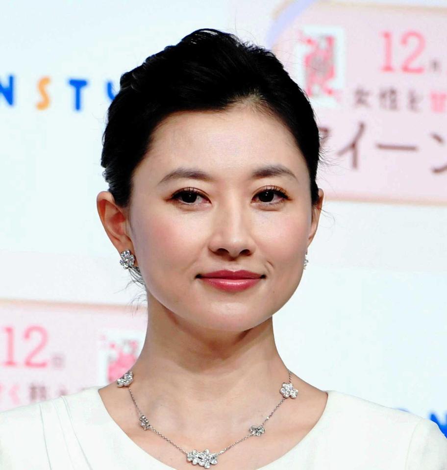 テレビ界で話題の菊川怜、卒業アルバムを断捨離。「場所を取るので、自分の部分だけを残す」