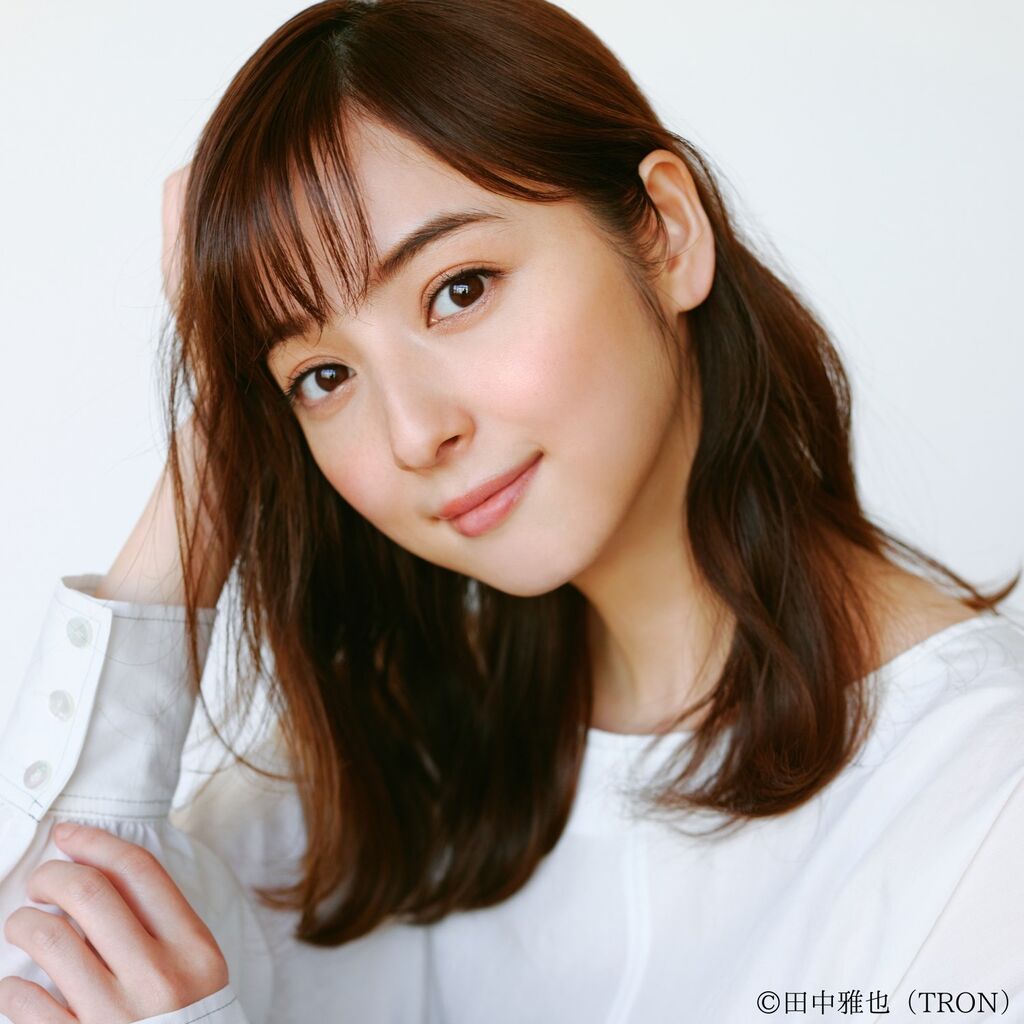 佐々木希　ヤクルトの吉田輝星投手と「夢の2ショット公開」　秋田県つながり 「仲睦まじい光景」