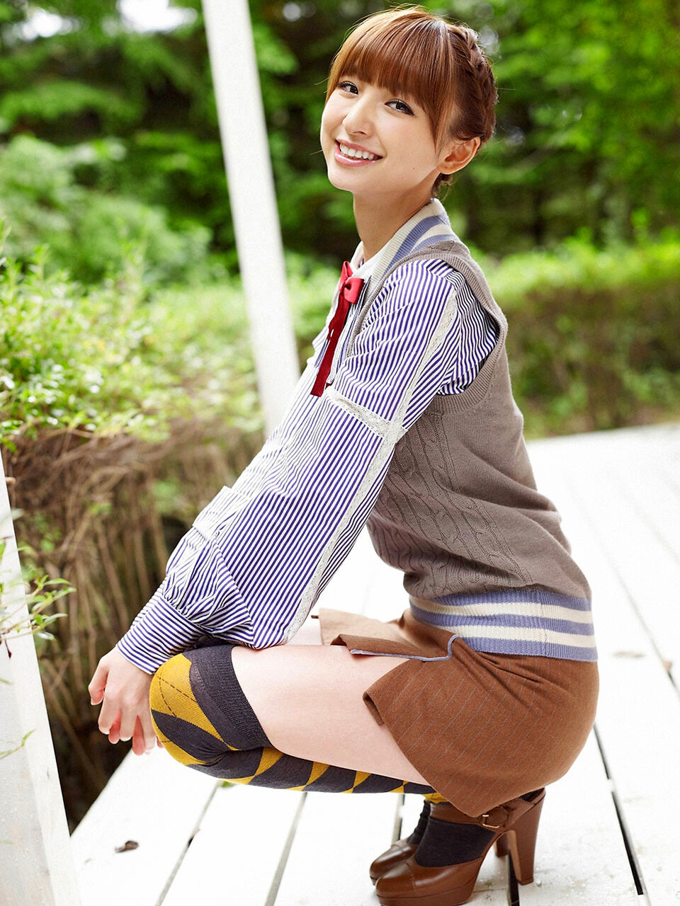 篠田麻里子＆安斉かれん、セーラー服姿で可愛さ満点！AKB時代を彷彿させるファッションに注目