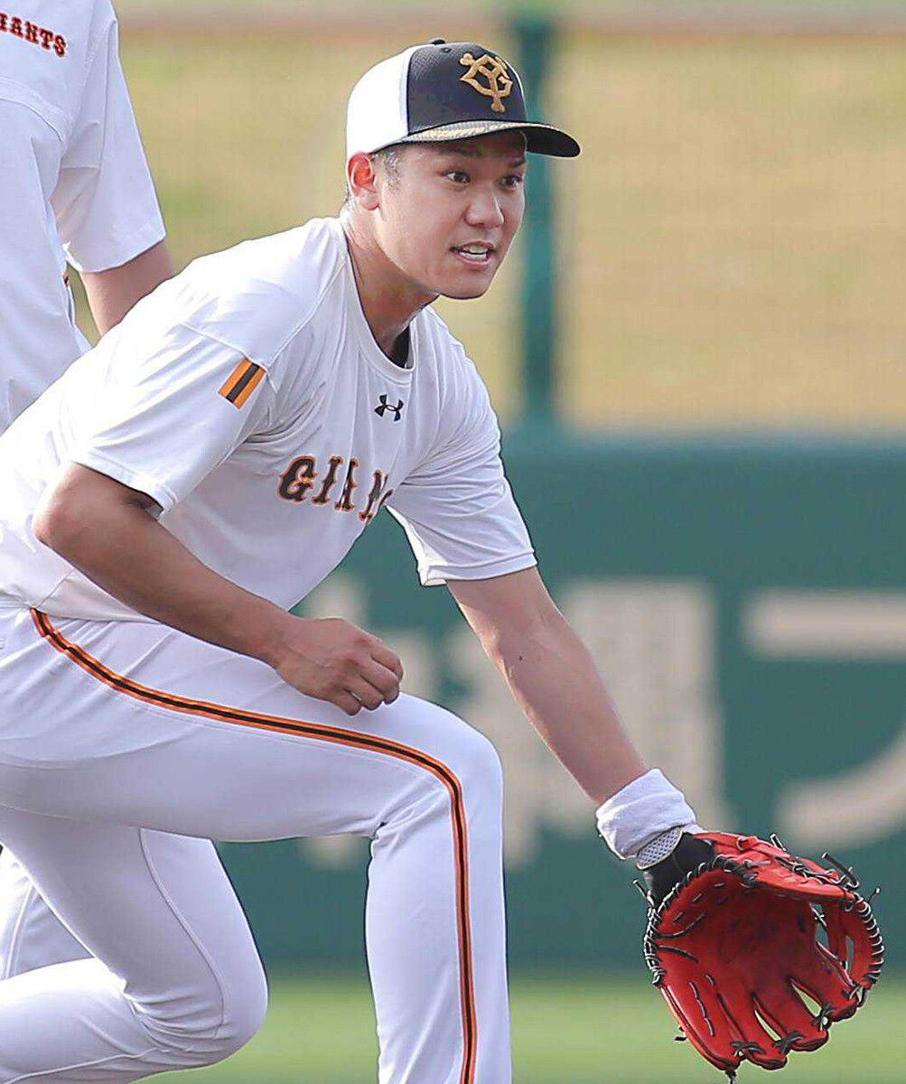 巨人坂本　ドラフト上位指名のノックに飛び入り参加　グラブさばきに浅野は仰天　一歩目の出だしが違う荻尾感服