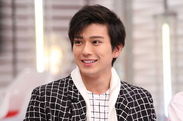 新田真剣佑　帽子か被って秋葉原のポケモンカード大会に参加　連覇飾り「見事全勝」  正体バレず