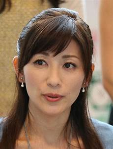 クールビューティーな女子アナが南国プールで魅せる魅惑のスイムウエア姿！ネットで話題沸騰