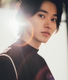 山﨑賢人、首筋のタトゥーに釘付け。輪郭をなぞりたくなる横顔