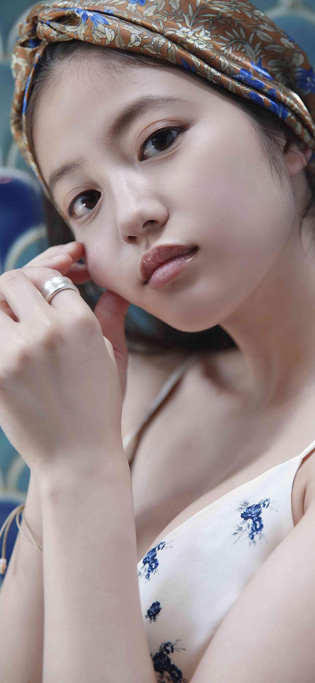 今田美桜が元気いっぱいにミニスカセーラー服姿を披露！ダブルピースで可愛い笑顔が絶対に見逃せない！