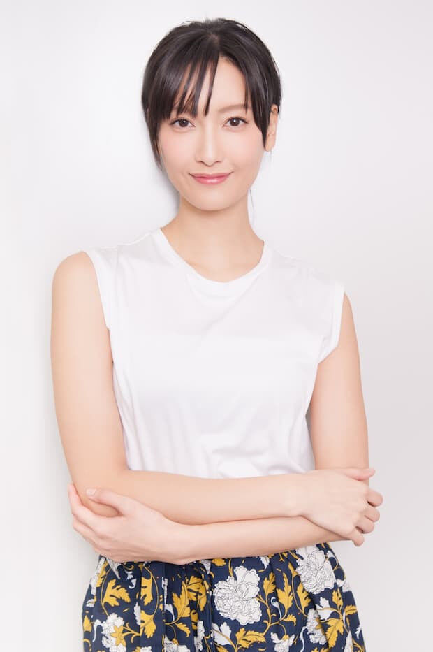 菜々緒“上半身裸”の美ボディを公開　写真集の撮影カット　美麗なバストをチラリと覗かせる「たまりません」