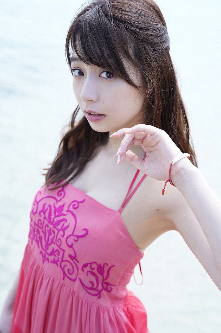 宇垣美里、セーラー服に白のハイソックス姿披露　コスプレ感満載