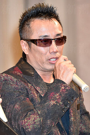 長渕剛、真っ赤なリンゴを投げつけた新写真にファン驚愕「スタイリッシュな一面を見せつける」