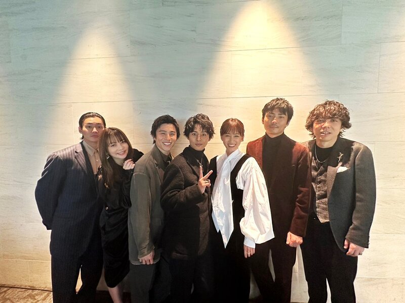 藤ヶ谷太輔　映画の舞台挨拶直後のオフショット公開「ピースサイン」カッコイイ
