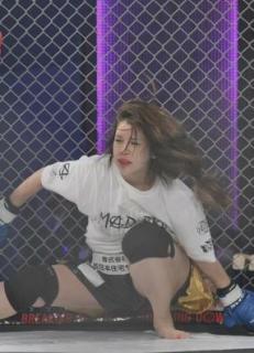 格闘技イベントで坂口杏里がへずまりゅう嫁にボロクソ状態。「自身で歩けず」
