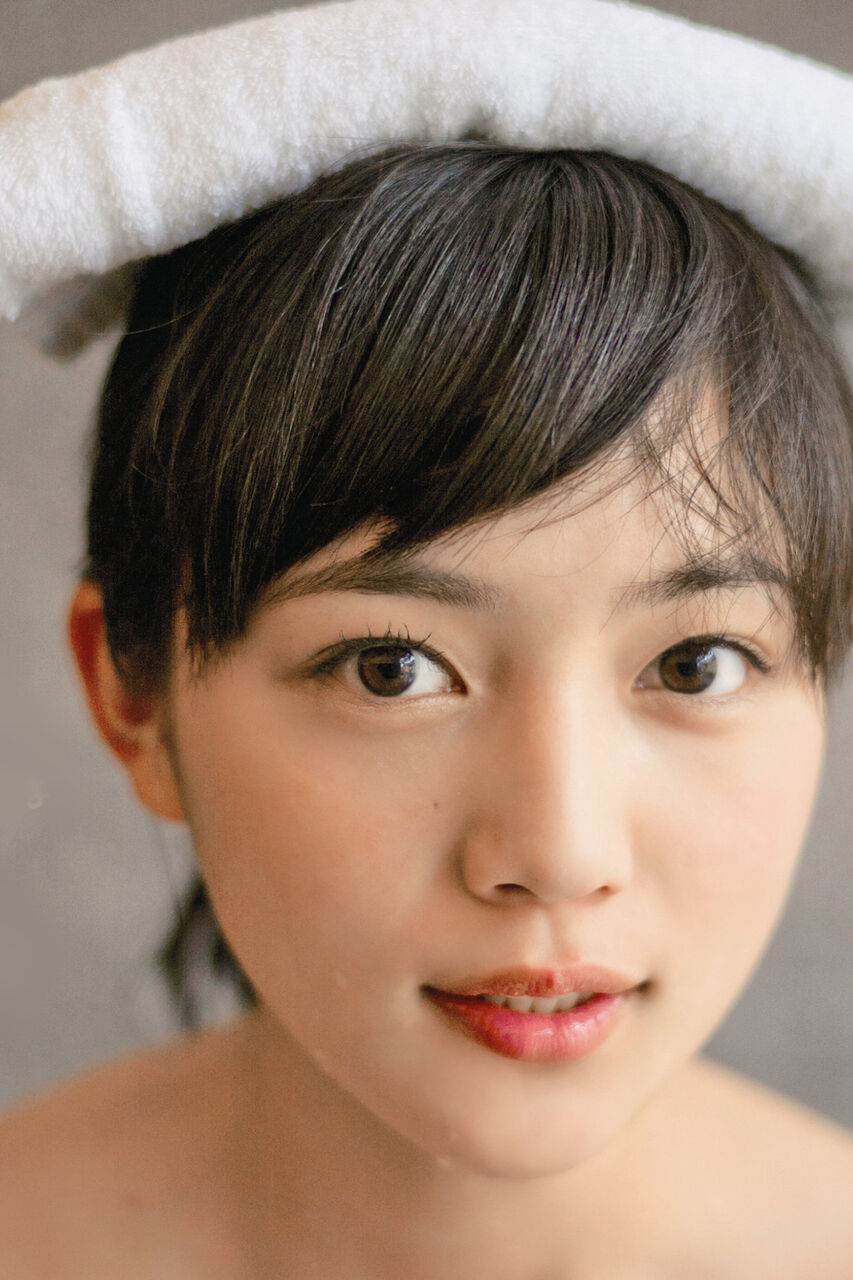 「川口春奈の魅力が満載！カレンダー撮影に迫る」　豪州で撮影　100点満点のデキ