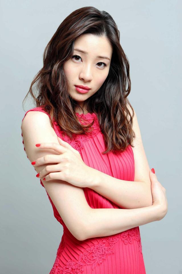 足立梨花、殺気立つ水着ショットが話題に「セクシーな雰囲気満載」
