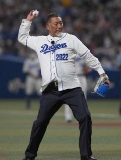 清原和博氏 １１年ぶり始球式は５９キロ「感謝の思いを一球に」竜ユニで登場にファン歓声