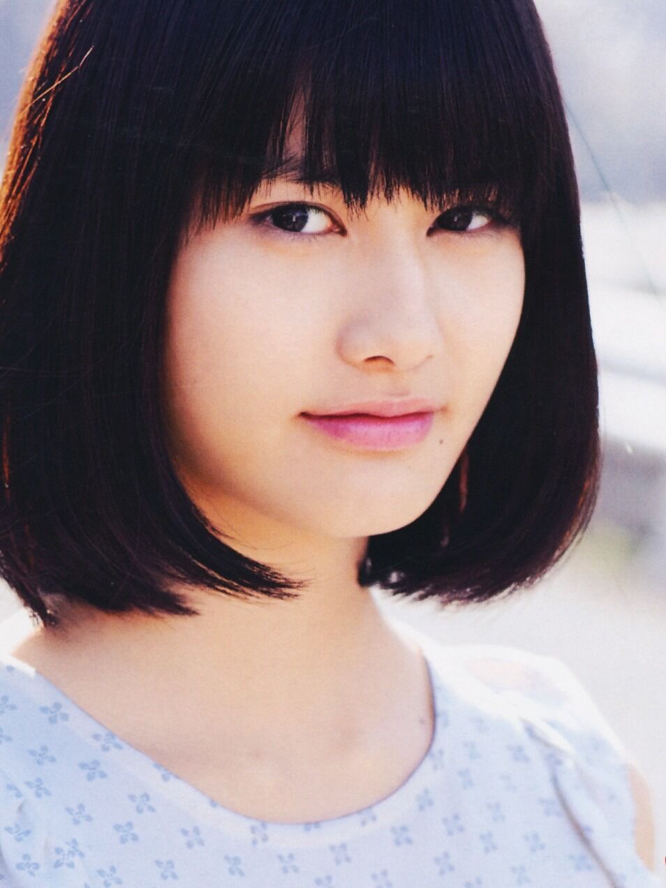 橋本愛の大人な表情に隠された魅力にファンが釘付け！新たな肌見せショットが話題沸騰