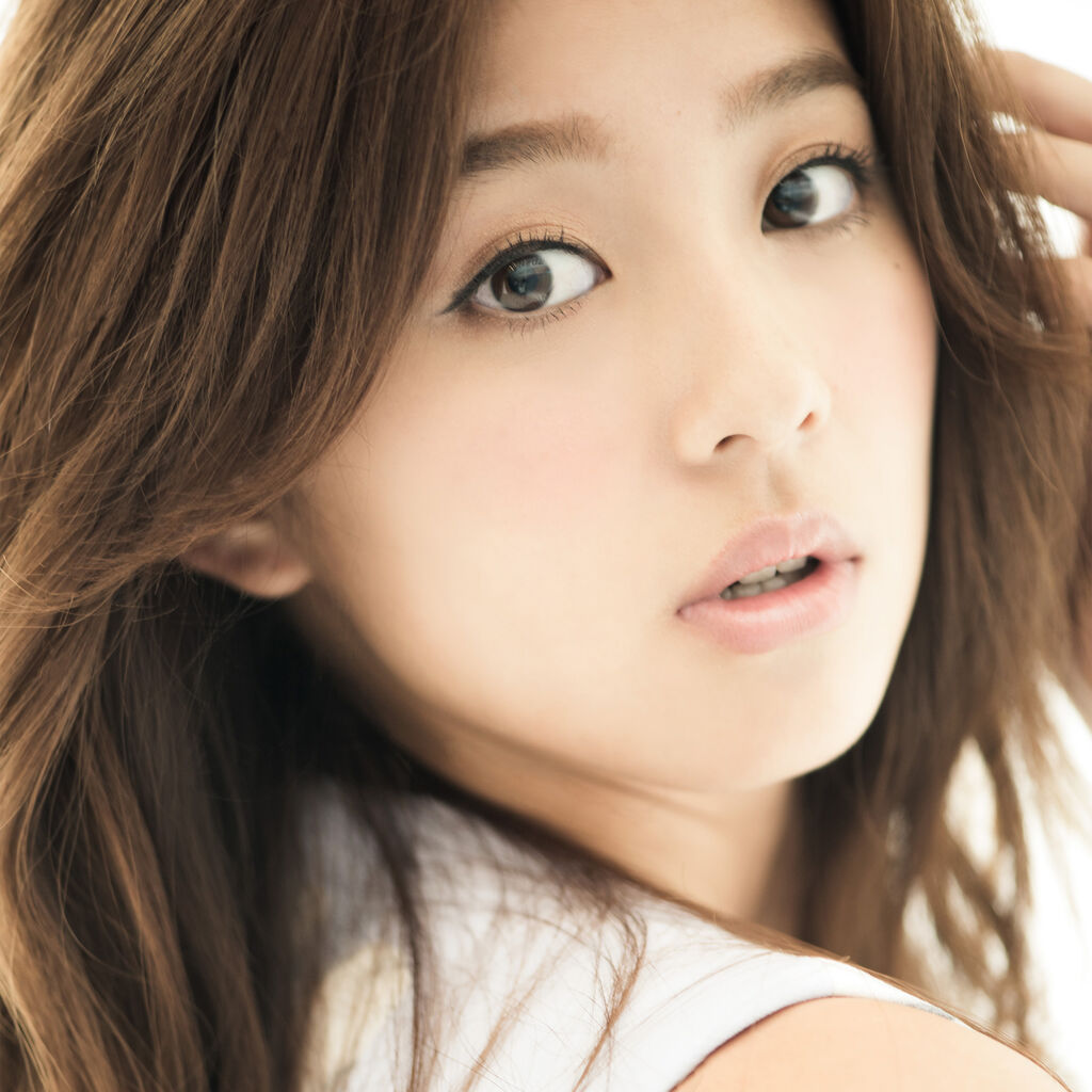 朝比奈彩の美しさに絶賛の声！セクシーなドレス姿が魅了する